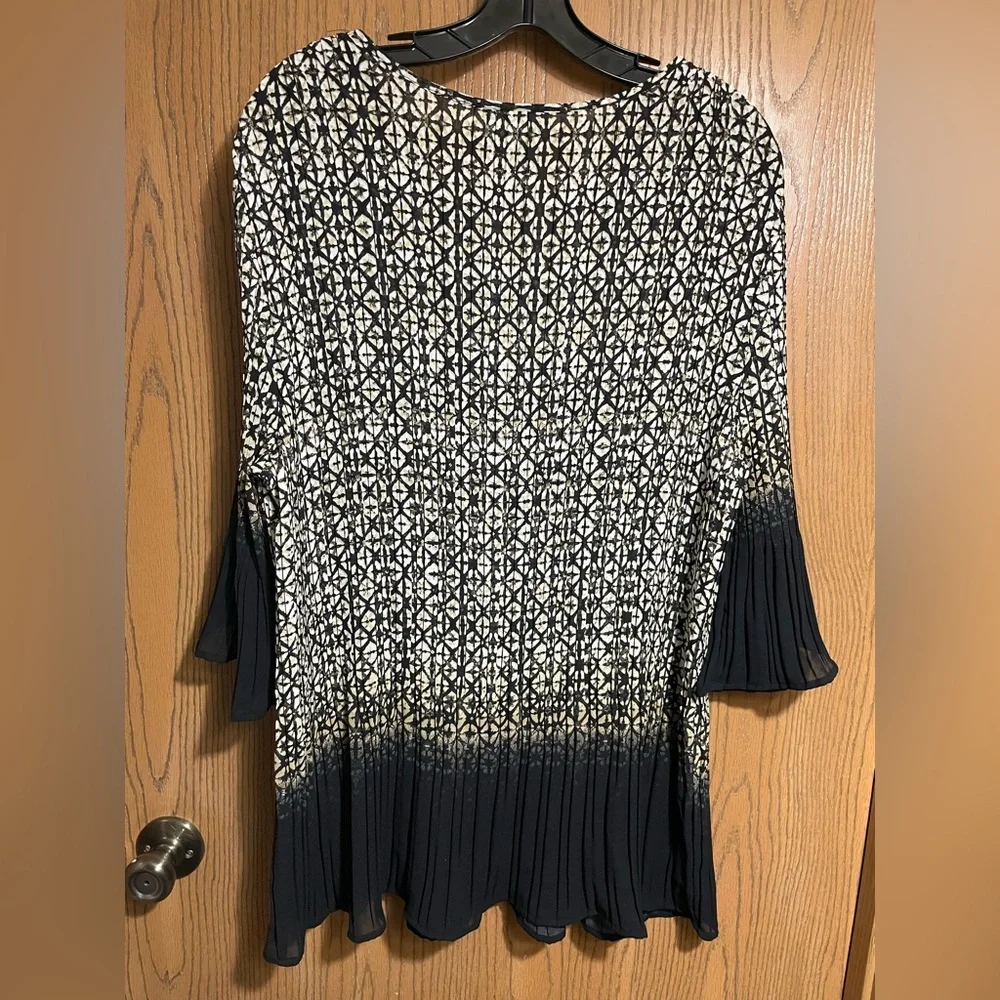 Geometric Print Tunic Top With V-Neck and Beaded Details - Black and Cream